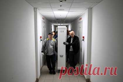 Икону «Троица» доставили в Центр имени Грабаря. Икону Андрея Рублева «Троица» привезли из храма Христа Спасителя во Всероссийский художественный научно-реставрационный центр имени академика Грабаря. Совет из ведущих специалистов по древнерусской живописи планирует принять решение о реставрации или консервации иконы до конца июля.