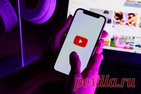 Эксперт посоветовал российским авторам YouTube-каналов готовить альтернативу. «Очевидно, что YouTube сжимает санкционные клещи, они все активнее начинают доказывать свою политическую ангажированность и то, что будут выполнять все прихоти американского Госдепа и тех, кто с ними связан», — прокомментировал «Ленте.ру» действия видеохостинга Владимир Зыков, директор АППСИМ.