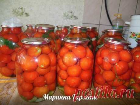 Помидоры по маминому рецепту..
Очень,очень вкусные помидоры,этому рецепту уже лет 25 точно(и в нашей семье это один из любимых).

Марина Гармаш.

На 3-х литровую банку:
(укроп,чеснок(3-4 зубчика),1 сладкий перец,листочки смородины)-на дно.
Положить помидоры,залить кипятком(дать постоять-10-15 минут),воду слить.
Насыпать в банку 
5 ст.л сахара
2 ст.л соли
2 ст.л уксуса 9%
3 аспирина(знаю,что вреден поэтому иногда не ложу вовсе)
Залить кипятком,закатать,банку в руках немного...