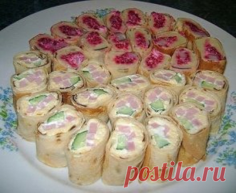 Роллы из блинов с сыром - вкусно без комментариев! 
Сыр натереть на мелкой терке, смешать с майонезом, положить чеснок (или без него). Ветчину и огурец нарезать брусочками. Намазать сырную массу на половину блина. Уложить на серединку поперек блина ветчину и огурец и свернуть блин рулетом. Каждый блин нарезать поперек на кусочки одинаковой длины. Роллы с селедкой: на половину блина намазать кртофельное пюре, смазать майонезом, затем выложить вареную свеклу, натёртую на тёрке для корейской морко