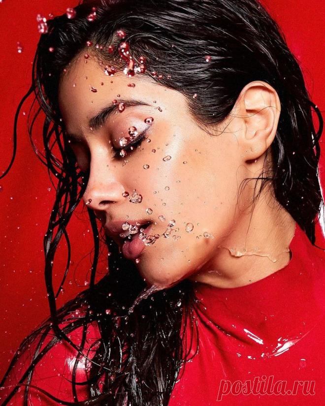 Джанви Капур горяча в красном латексе