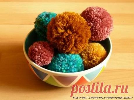 Делаем помпоны и снеговики из них.