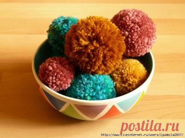 Делаем помпоны и снеговики из них.