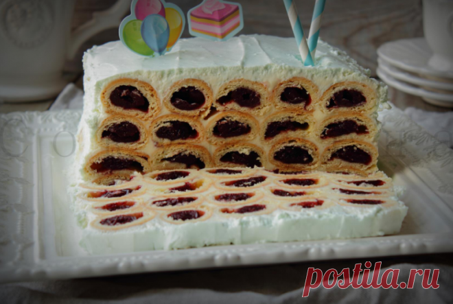 торт,песочные трубочки с вишней