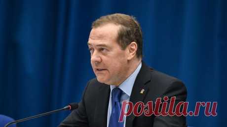 Риторика Запада поражает противоречивостью, заявил Медведев
