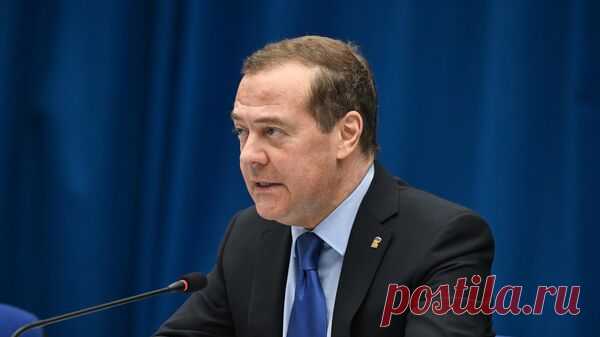 Риторика Запада поражает противоречивостью, заявил Медведев
