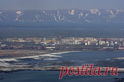 Правительство России утвердило список опорных пунктов Арктики. Правительство России внесло в список опорных пунктов Арктики ряд городов, среди которых перечислены Мурманск, Архангельск и Норильск. Об этом сообщается в официальном Telegram-канале кабмина РФ. Всего в перечень опорников вошли 16 агломераций, расположенных в девяти регионах Арктики.
