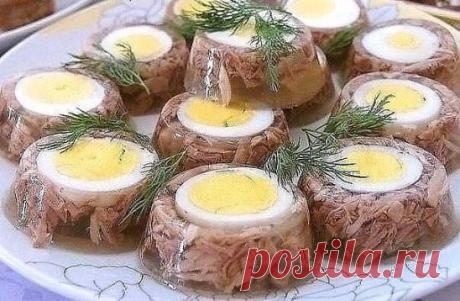 Этот ВКУСНЕЙШИЙ холодец ни кого не оставит равнодушным!
Шикарно украсит любое застолье!
Я сварила из говяжьего колена и двух свиных ножек в мультиварке, 90 минут, не замачивая.
Сразу солила, добавила лаврушку, перец горошком и лук с морковкой.
Потом лук и морковку выбрасываю.
Всё, что отвалилось от костей порезала на кусочки.
Это всё выложила в формы добавила чеснок и процеженный бульон без дополнительного кипячения.
В одну форму для особого любителя добавила перемолотый хрен.
Пока остывает на