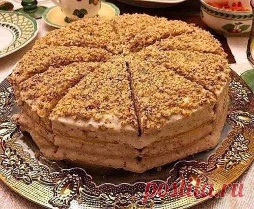 Сметанник. Отличный и очень вкусный рецепт 
(сметана должна быть жирной, от 25% и выше)
Перемешать 250 гр сметаны, 250 гр сахарного песка и 1 чайн. ложку соды (без горки). Добавить 3 стакана муки (примерно) и замесить тесто, долго не месить, оно должно быть не очень твёрдым.
Разделить тесто на 5-6 кусочков. Раскатать первый кусочек в круглый корж и вырезать ровный круг (если нет специальной формы, то можно крышкой от кастрюли или сковородки) и выпекать каждый корж на среднем огне в !!!!! сковоро