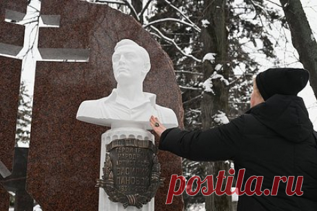 На Новодевичьем кладбище открыли памятник актеру Василию Лановому. Памятник народному артисту СССР Василию Лановому открыли на Новодевичьем кладбище в Москве. Монумент представляет собой гранитную плиту с православным крестом по центру. На ней высечены названия спектаклей и фильмов, в которых участвовал Лановой. Перед плитой располагается бюст актера.