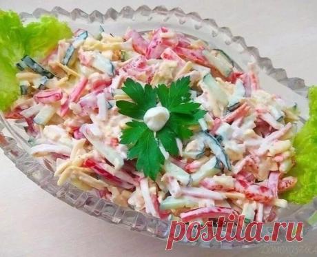 Салат крабовый с новым вкусомИнгредиенты:крабовые палочки - 240 гр.болгарский перец (красный) - 2 шт.огурец - 2 штсыр твердый - 120 гр.чеснок - 1 зубчикмайонез - по вкусусоль - по вкусуПриготовление:Крабовые палочки, огурцы и перец нарезать соломкой.Сыр натереть на крупной терке.Чеснок пропустить через пресс.Добавить соль, майонез и все перемешать, салат готов.© Домохозяйка