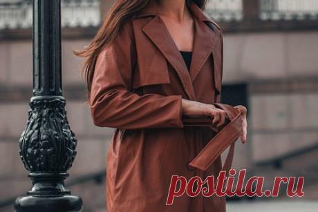 Кожаные плащи из 1990-х вновь стали модными у знаменитостей. Журналисты People назвали еще одну вещь из 1990-х годов, которая вновь обрела актуальность в текущем сезоне. Речь идет о длинном кожаном плаще, который вновь стал популярным у знаменитостей в 2023 году. Модели, блогеры, актрисы и принялись массово появляться на публике в упомянутой верхней одежде.