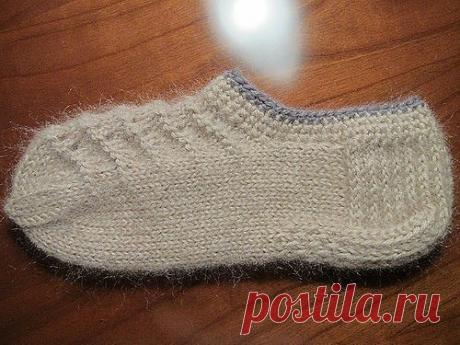 Тапочки-следки

спицы 2,5мм; пряжа носочная 100г-420м в 4 сложения...

Лицевая сторона
Начало вязания на 2 спицах.
Набираем 30 петель для женских и 34 петли для мужских носочков. Вяжем все петли лицевой за заднюю стенку.
Изнаночная сторона
Вяжем: 1 петля изнаночной ,1 петлю снимаем не провязывая, нить перед петлей.
Провязав необходимую высоту (10-11 боковых косичек, в зависимости от размера ноги), переходим к выполнению пятки.

Начинаем на изнаночной стороне работы.

Провя...