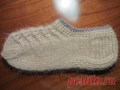 Тапочки-следки

спицы 2,5мм; пряжа носочная 100г-420м в 4 сложения...

Лицевая сторона
Начало вязания на 2 спицах.
Набираем 30 петель для женских и 34 петли для мужских носочков. Вяжем все петли лицевой за заднюю стенку.
Изнаночная сторона
Вяжем: 1 петля изнаночной ,1 петлю снимаем не провязывая, нить перед петлей.
Провязав необходимую высоту (10-11 боковых косичек, в зависимости от размера ноги), переходим к выполнению пятки.

Начинаем на изнаночной стороне работы.

Провя...