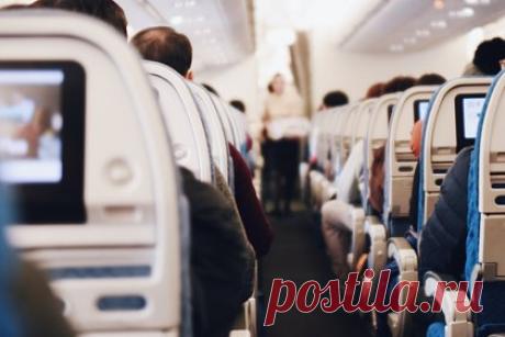 Стюардесса захотела сорвать рейс бывшего парня и пошла под суд. Стюардесса авиакомпании Aerolíneas Argentinas соврала о бомбах на борту самолета из Буэнос-Айреса в Майами и пошла под суд за ложь. 47-летняя Даниэла Карбоне позвонила с мобильного телефона дочери сотрудникам аэропорта и авиакомпании, чтобы сорвать рейс бывшего парня и его новой возлюбленной.