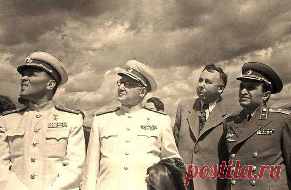 Великая эпоха ВЕЛИКИХ ЛЮДЕЙ. Легенды. А.С. Яковлев, А.Н. Туполев, С.А. Лавочкин и А.И. Микоян. Парад. Тушино. 1949г.