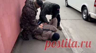 ФСБ задержала директора орловского филиала Россельхозбанка за превышение должностных полномочий. Сотрудники ФСБ задержали директора орловского регионального филиала АО «Россельхозбанк», причастного к превышению должностных полномочий. Мужчина дал подчинённым указание о переводе €2,4 млн по фиктивному контракту на адрес компании, зарегистрированной в Сингапуре. Ущерб Россельхозбанка оценивается в сумму свыше 167 млн рублей. Возбуждено уголовное дело по статье о превышении должностных…