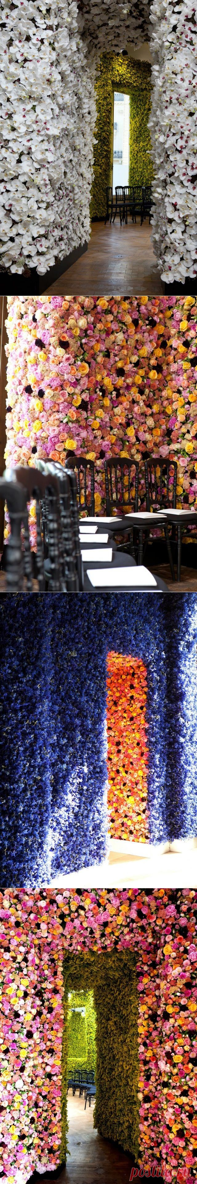 Комнаты из живых цветов от Christian Dior
бельгийский дизайнер Raf Simons представил коллекцию осень/зима
Пять комнат парижского особняка были украшены миллионом живых 
цветов.