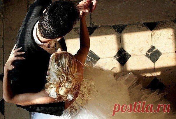 Если парень относится к девушке как к принцессе,значит его воспитала королева.