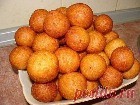 Творожные шарики! Вкус из детства!Очень вкусно! 
Ингредиенты: 
- 250 гр творога 
- 1 яйцо 
- 5-6 столовых ложек сахара 
- 1,5 стакана муки 
- 1/2 без горки чайной ложки соды 
- сахарная пудра 
Взбиваем яйцо с сахаром, добавляем творог и соду. Перемешиваем так, чтобы не осталось творожных комочков. 
Добавляем муку и месим тесто. Даем тесту постоять минут 15-20. Потом катаем колбаски, режем на брусочки, из брусочков катаем шарики (не очень большие, т.к. при жарки они немного увеличатся в размера