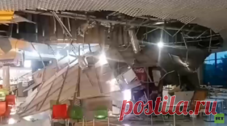 Источник: потолок упал на фуд-корт в ТЦ в ХМАО из-за ливня и урагана. Потолок упал на фуд-корт в торговом центре в ХМАО из-за ливня и урагана — крыша не выдержала. Читать далее