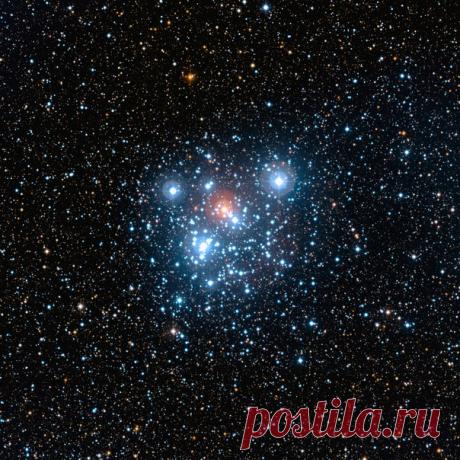 Это изображение звёздного кластера NGC 4755 или Jewel Box, которое было принято с камеры широкоугольных изображений (WFI) на 2,2-метровом телескопе MPG / ESO в обсерватории Ла Силла ESO в Чили. На снимке сам звёздный кластер и его окрестности, которые богаты во всех отношениях своим разноцветием. Картина основана на изображениях, полученных через B, 5 и I фильтры. Расстояние составляет около 6500 световых лет от Земли. / Astro Analytics