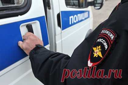 Российская студентка вооружилась топором и напала на бывшую подругу и педагога. В Художественном училище имени Грекова в Ростове-на-Дону студентка четвертого курса напала с топором на преподавательницу и свою бывшую подругу. 12 октября девушка вооружилась топором, который она достала из пожарного щитка в учебном учреждении, и направилась в аудиторию к первокурсникам.