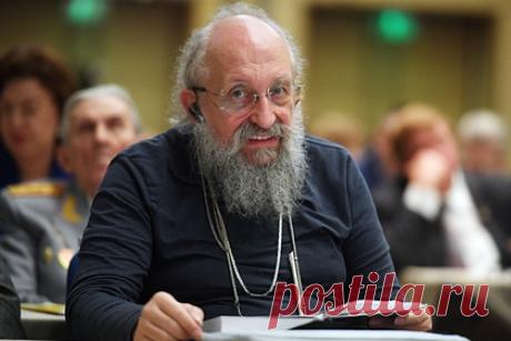 Вассерман оценил дистанционное обучение в школах. Депутат Госдумы, публицист и телеведущий Анатолий Вассерман оценил дистанционное обучение в школах. Он заявил, что получение среднего образования онлайн плохо сказывается на социализации школьников. Как правило, навыку общения «на равных» люди обучаются именно в школах, отметил он.