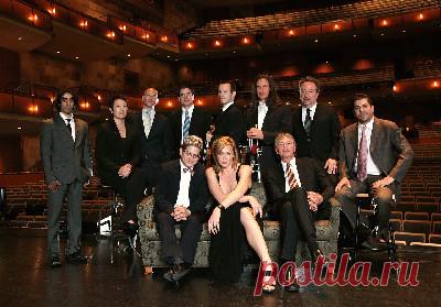 Зажигательные песни и танцы в исполнении группы-"Pink Martini "