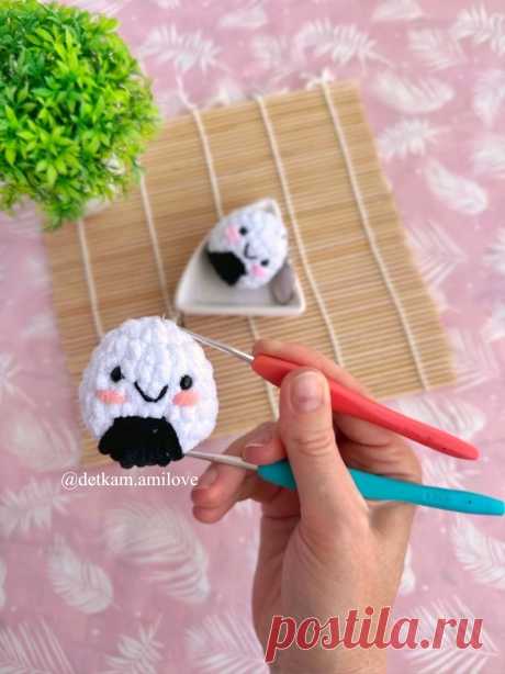 PDF Онигири крючком. FREE crochet pattern; Аmigurumi toy patterns. Амигуруми схемы и описания на русском. Вязаные игрушки и поделки своими руками #amimore - маленькие декоративные онигири, блюдо японской кухни, еда, брелок.