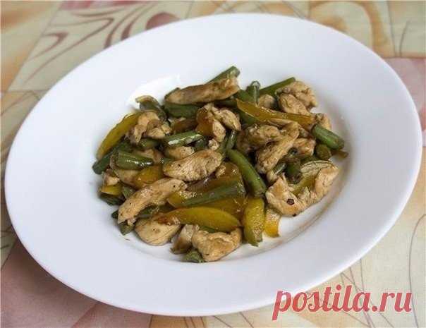 Тёплый салат с курицей, перцем и стручковой фасолью