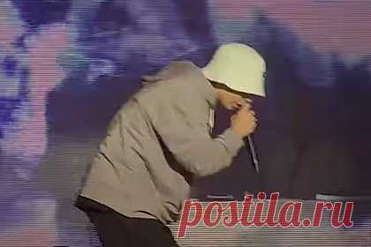 Во время концерта певца Ramil’ в Красноярске умерла девушка. Во время концерта 22-летнего российского певца Ramil’ в Красноярске умерла девушка. Сообщается, что зрительница могла надышаться дымом, так как стояла очень близко к сцене. Охрана вытащила пострадавшую из толпы и передала скорой помощи, однако врачам не удалось ее спасти. Исполнитель песни «Сияй» не заметил инцидента.