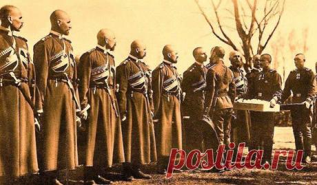 Христосованіе Государя Императора съ казаками Своего Конвоя. Могилевъ. 1916 годъ. / Историческая справка