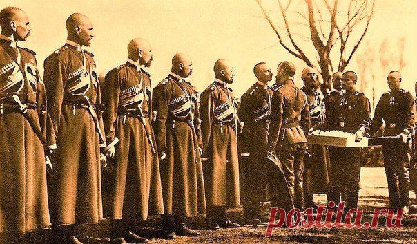 Христосованіе Государя Императора съ казаками Своего Конвоя. Могилевъ. 1916 годъ. / Историческая справка