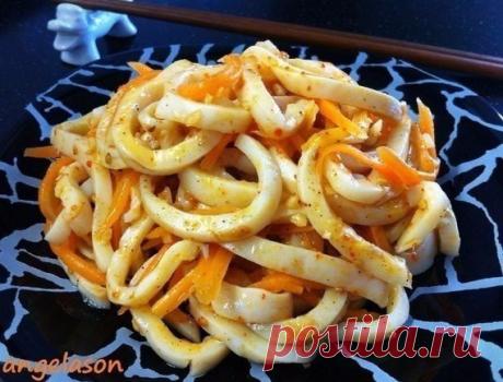 Кальмар по-корейски 

Ингредиенты: 
-очищенные тушки кальмаров - 1 кг. 
-морковь - 2 или 3 шт. 
-масло раст.- 2 или 3 ст. л. 
-лук репчатый - 1 шт. 
-чеснок - 2 или 3 зуб. 
-уксус 70% - 1 ч.л. 
-соль - по вкусу 
-сахар - 1/2 ч.л. 
-кунжутное семя - по вкусу 
-черный и красный молотый перец - по вкусу 

Приготовление: 
Как я варю кальмар: 
кипячу в кастрюле 3 литра воды 
бросаю в кипящую воду тушки кальмара и постоянно помешивая держу их там 2 минуты (не больше) 
вынимаю ка...