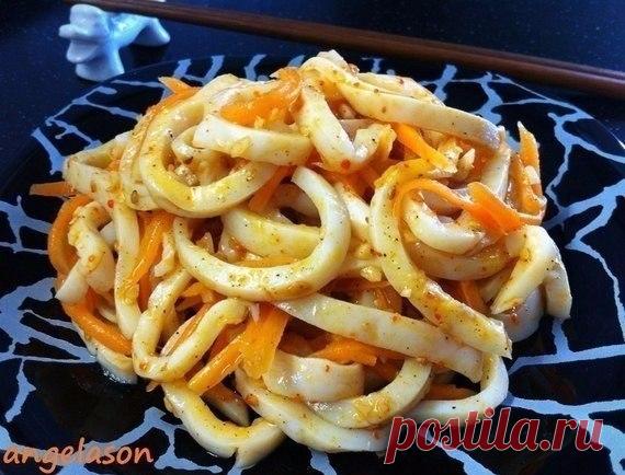 Кальмар по-корейски 

Ингредиенты: 
-очищенные тушки кальмаров - 1 кг. 
-морковь - 2 или 3 шт. 
-масло раст.- 2 или 3 ст. л. 
-лук репчатый - 1 шт. 
-чеснок - 2 или 3 зуб. 
-уксус 70% - 1 ч.л. 
-соль - по вкусу 
-сахар - 1/2 ч.л. 
-кунжутное семя - по вкусу 
-черный и красный молотый перец - по вкусу 

Приготовление: 
Как я варю кальмар: 
кипячу в кастрюле 3 литра воды 
бросаю в кипящую воду тушки кальмара и постоянно помешивая держу их там 2 минуты (не больше) 
вынимаю ка...