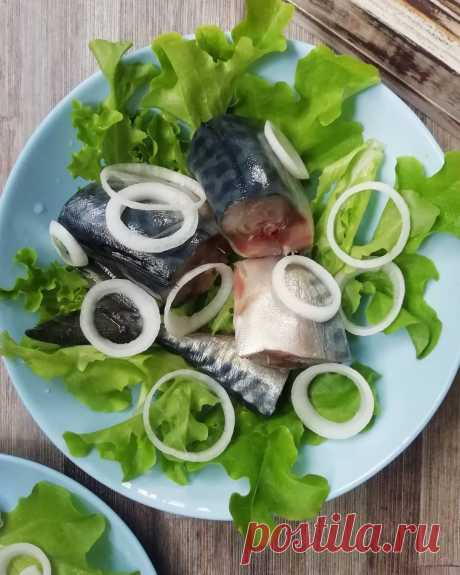 Скумбрия соленая в луковой шелухе