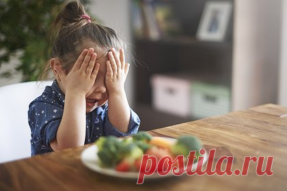 Женщина полюбила ходить голой перед детьми и посоветовала это всем матерям. Женщина из Австралии решила ходить по дому голой, чтобы научить дочерей не стыдиться своего тела. 43-летняя Лиза Стюарт всегда стеснялась своего тела, но решила изменить это и продемонстрировать свою уверенность в себе дочерям. Австралийка посоветовала всем родителям практиковать наготу в присутствии детей.