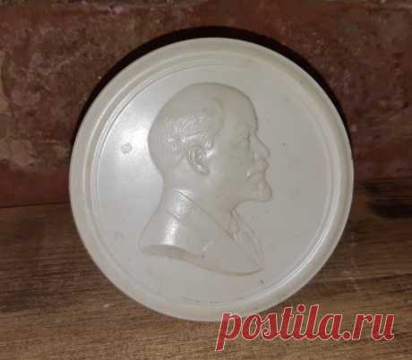 Барельеф Ленин на подставке. СССР. 60 годы 20 века. Пластик. Клеймо. ГУРК - 3. Диаметр : 102 мм.

Цена : 1500 руб.