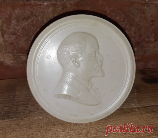 Барельеф Ленин на подставке. СССР. 60 годы 20 века. Пластик. Клеймо. ГУРК - 3. Диаметр : 102 мм.

Цена : 1500 руб.