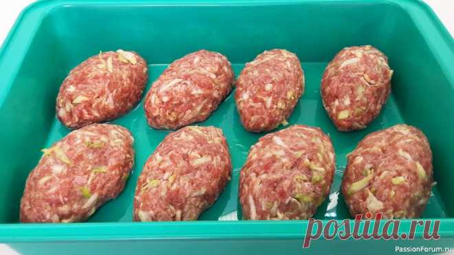Сочные котлеты с капустой и фаршем (в духовке) Котлеты с капустой и фаршем в духовке получаются не только вкусными, но и сочными внутри. Капуста идеально дополняет вкус мяса, придает блюду сочность и нежность. А благодаря тому, что они выпекаются в духовке, а не обжариваются в растительном масле на сковороде, они получаются намного...
