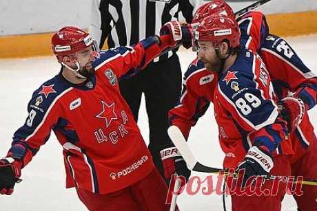 ЦСКА разгромил «Локомотив» в первом матче плей-офф Кубка Гагарина. Московский ЦСКА разгромил ярославский «Локомотив» в первом матче серии плей-офф Кубка Гагарина. Встреча прошла в Ярославле и завершилась со счетом 4:0 в пользу гостей. В составе победителей шайбы забросили нападающие Михаил Григоренко, Антон Слепышев, Виталий Абрамов, а также защитник Никита Нестеров.