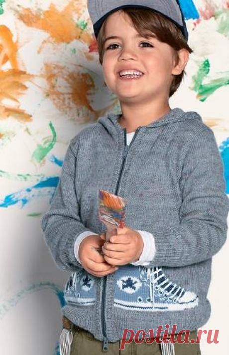 Кофта с капюшоном и карманами в виде кеда со шнуровкой.