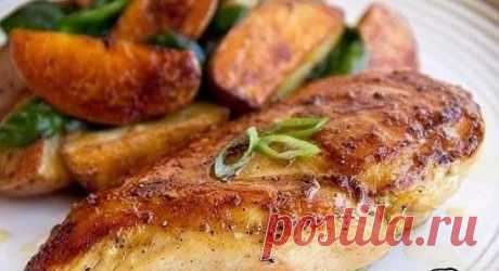 ТОП-5 УЖИНОВ С КУРИНОЙ ГРУДКОЙ 
1. Быстрые куриные котлетки 
ИНГРЕДИЕНТЫ: 
- Куриная грудка — 1 шт. 
- Яйцо — 1 шт. 
- Мука пшеничная — 2 ст. л. 
- Сметана — 2 ст. л. 
- Соль по вкусу 
-Перец черный молотый по вкусу
