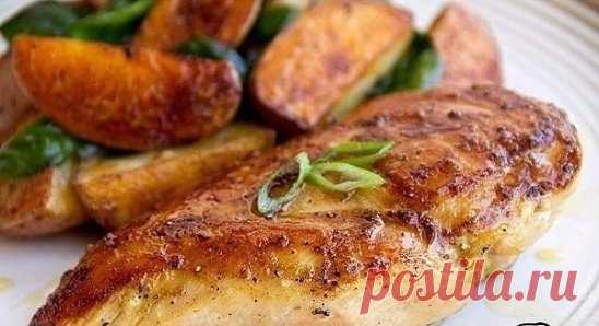 ТОП-5 УЖИНОВ С КУРИНОЙ ГРУДКОЙ 
1. Быстрые куриные котлетки 
ИНГРЕДИЕНТЫ: 
- Куриная грудка — 1 шт. 
- Яйцо — 1 шт. 
- Мука пшеничная — 2 ст. л. 
- Сметана — 2 ст. л. 
- Соль по вкусу 
-Перец черный молотый по вкусу 
ПРИГОТОВЛЕНИЕ: 
1. Куриную грудку мелко нарубите, добавьте яйцо, муку, приправьте и хорошенько перемешайте. 
2. Выложите небольшими порциями на раскаленную сковороду и обжарьте до готовности и румяной корочки 
2. Куриная грудка, запеченная с помидорами 
ИНГРЕДИЕНТЫ: 
- филе