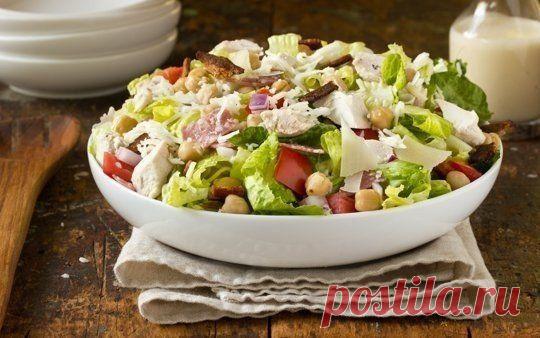 Как приготовить итальянский шопский салат со сливочно-чесночной заправкой - рецепт, ингридиенты и фотографии