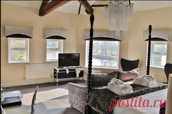 Спальня с окнами по периментру