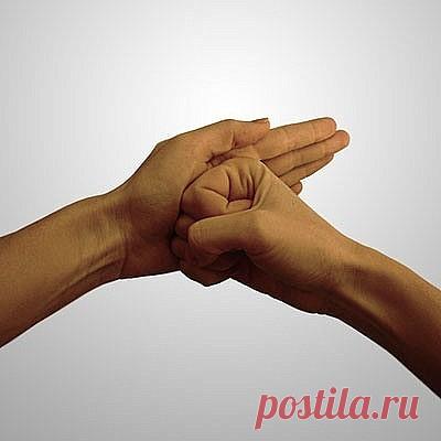 ღМУДРА "ЩИТ ШАМБАЛЫ" 


Показания: мудра "Щит Шамбалы" охраняет вас от негативных воздействий чужой энергии. Если вы не защищены вашей духовностью, то эти воздействия могут иметь весьма тяжкие последствия.