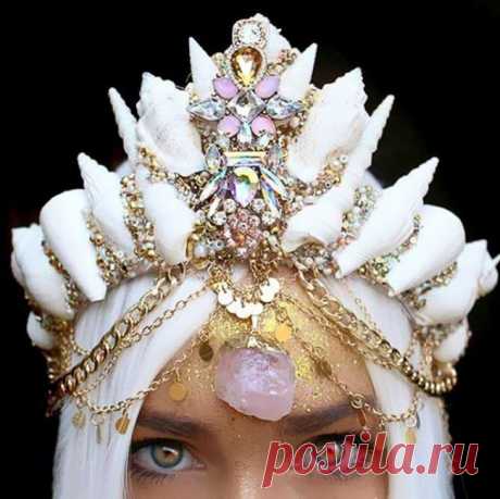 Девушка создает из обычных ракушек короны волшебной красоты
