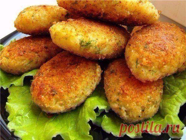 Котлетки из капусты приведут в восторг с первого кусочка!

- 1 кг капусты
- 1 луковица
- 0,5 стакана манной крупы
- 0,5 стакана муки
- 2 зубчика чеснока
- зелень
- растительное масло для жарки
- панировочные сухари
- соль по вкусу
- специи по вкусу

Приготовление:
1. Капусту разрежьте на 4 части и приварите в подсоленной воде минут 8-10.
2. Откиньте капусту на дуршлаг, пропустите через мясорубку и отожмите, чтобы удалить воду.
3. На мелкой терке натрите лук и пропустите че...